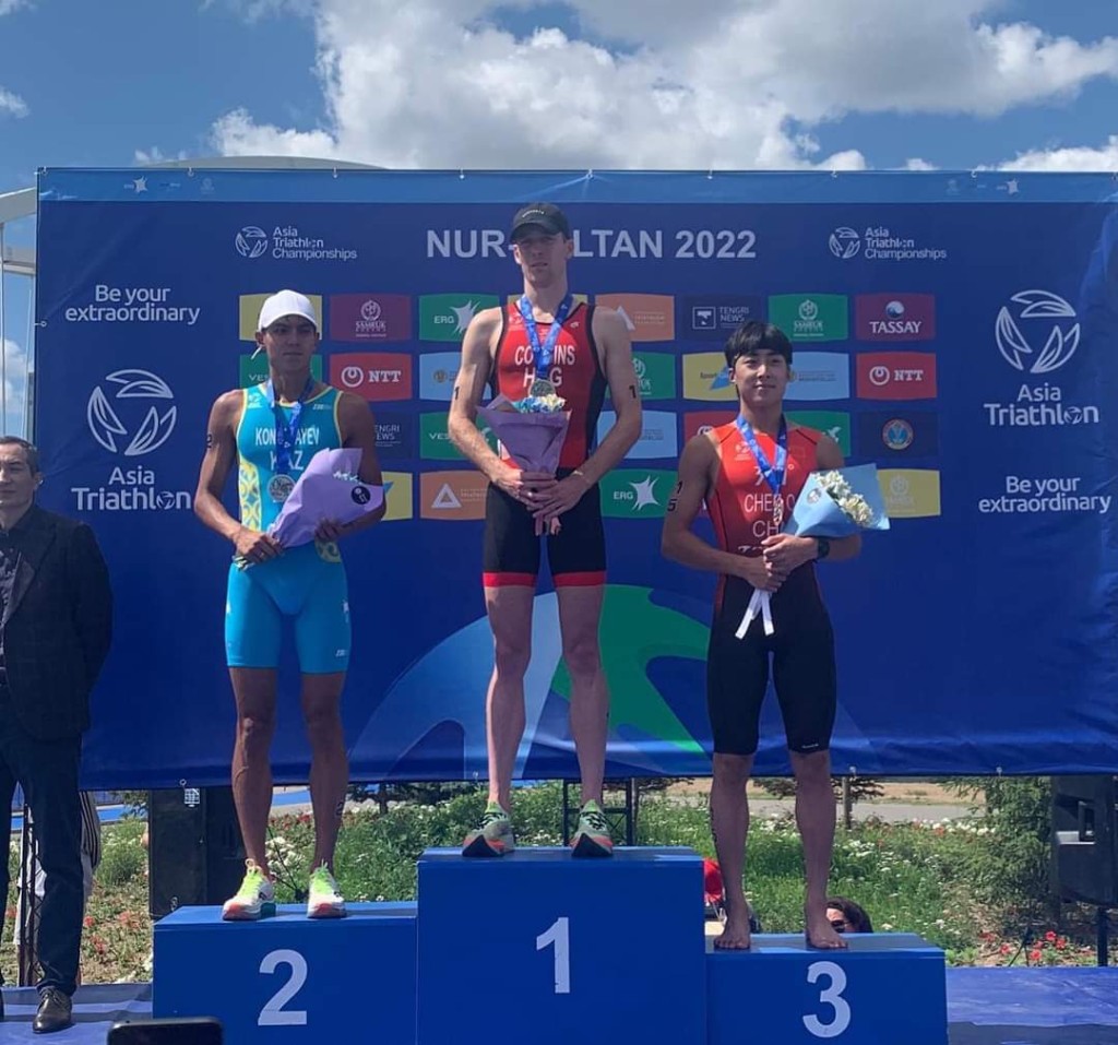 奧斯卡(中)於亞洲錦標賽得男子U23組別金牌。香港三項鐵人總會FB圖片