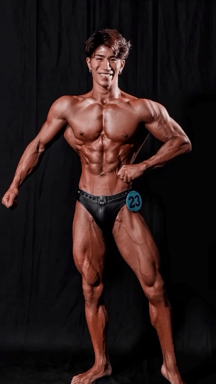 日丑男被骂“猪狒狒”饱受欺凌,狂操肌兼整容逆袭成“神户型男”。 (IG,下同) 日丑男被骂“猪狒狒”饱受欺凌,狂操肌兼整容逆袭成“神户型男”。 (IG,下同)