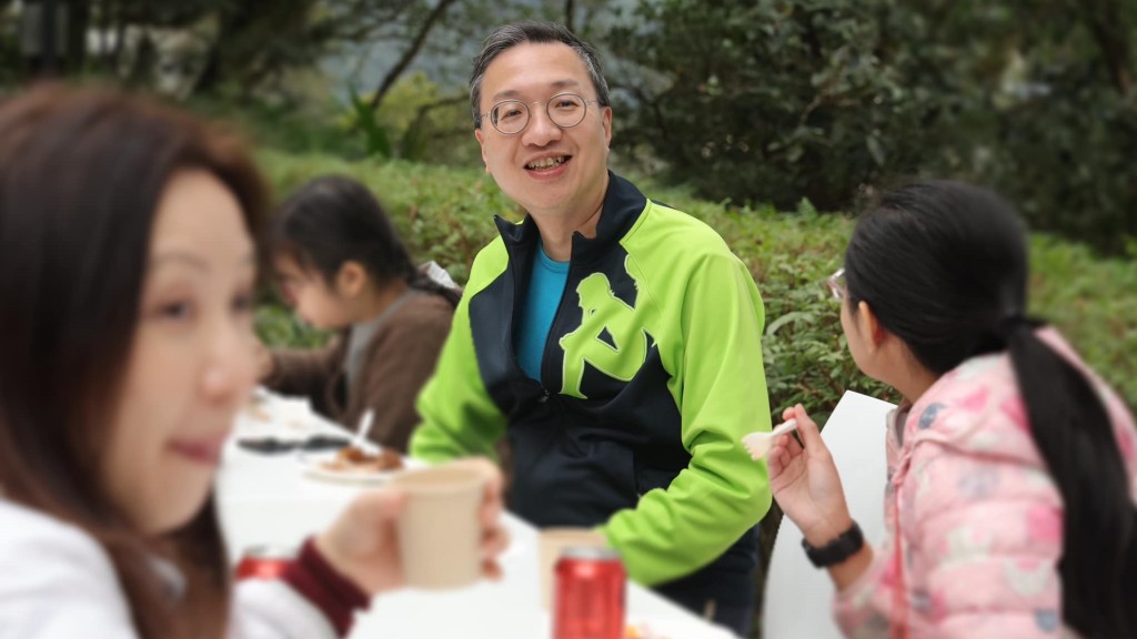 林定國孖太太於官邸,提前與一批喪親青少年歡度聖誕。林定國FB