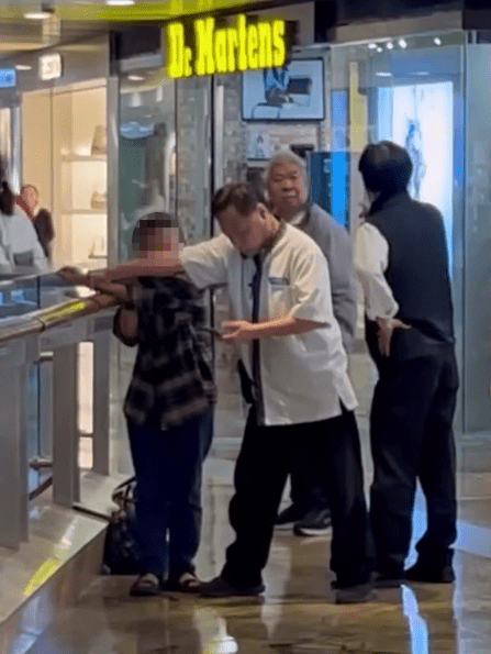 職員及其他保安打電話，料是報警及通知主管事件。Threads：lau_ki_ki