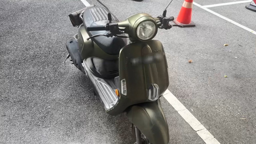司警檢獲一輛汽車及兩輛電單車。司警教室fb片段截圖 司警檢獲一輛汽車及兩輛電單車。司警教室fb片段截圖