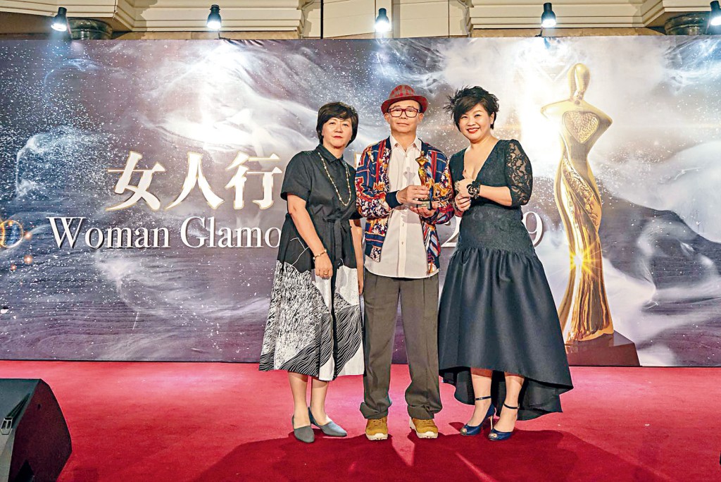 梅啟明親赴吉隆波代梅姐領取獎項。