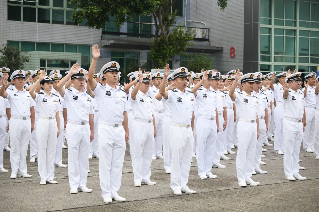 「衡陽艦」率先啟航離開,岸上的海陸空官兵代表列隊送別。 「衡陽艦」率先啟航離開,岸上的海陸空官兵代表列隊送別。