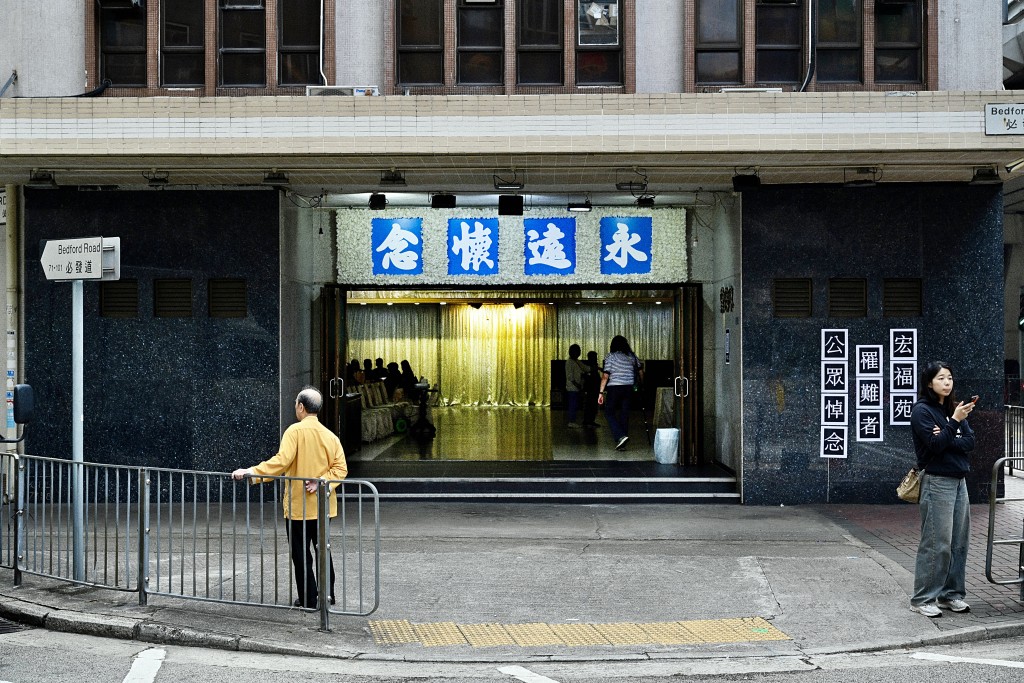 九龍殯儀館開放禮堂供市民悼念大埔宏福苑遇難者。劉駿軒攝 九龍殯儀館開放禮堂供市民悼念大埔宏福苑遇難者。劉駿軒攝