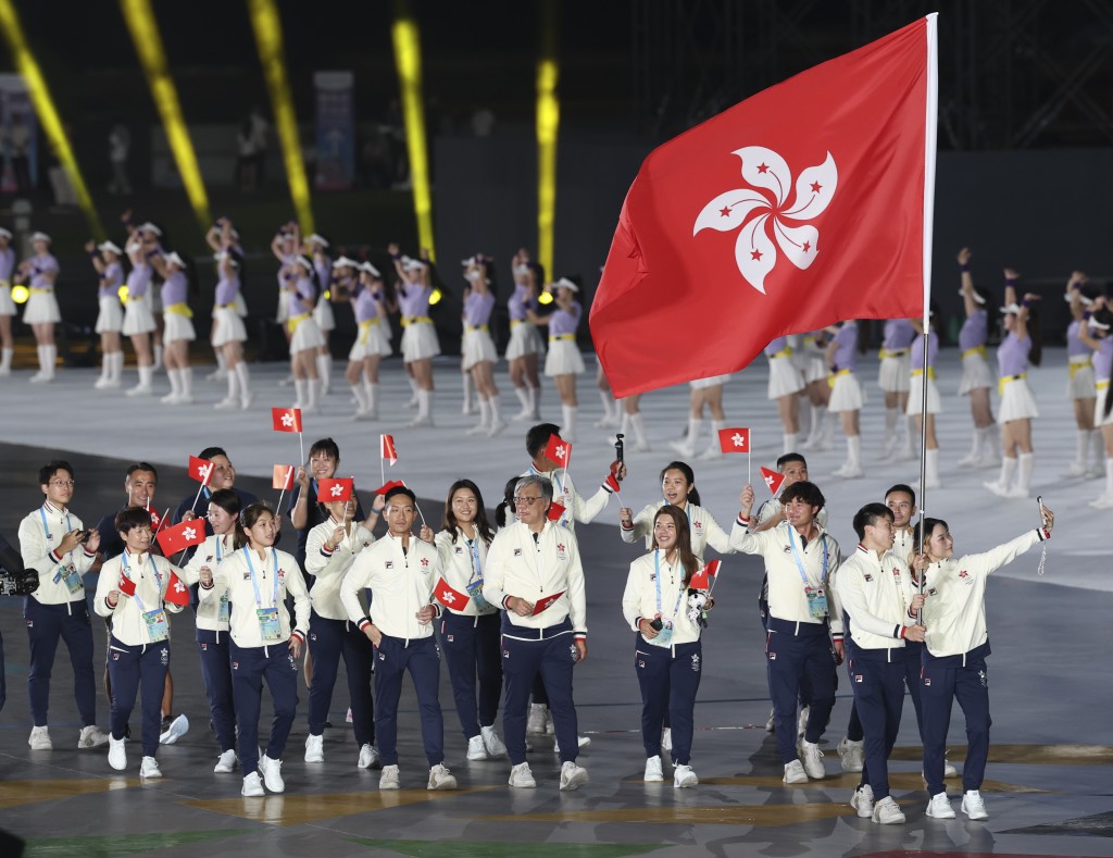港隊代表團在持旗手劉子均和沈曉榆帶領下入場。新華社