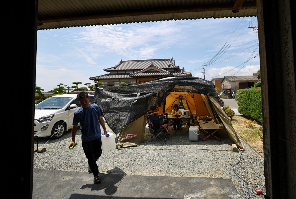 地震後不敢住在屋內，八代市46歲的島田弘介和家人住在自家門前的帳篷裡。路透社