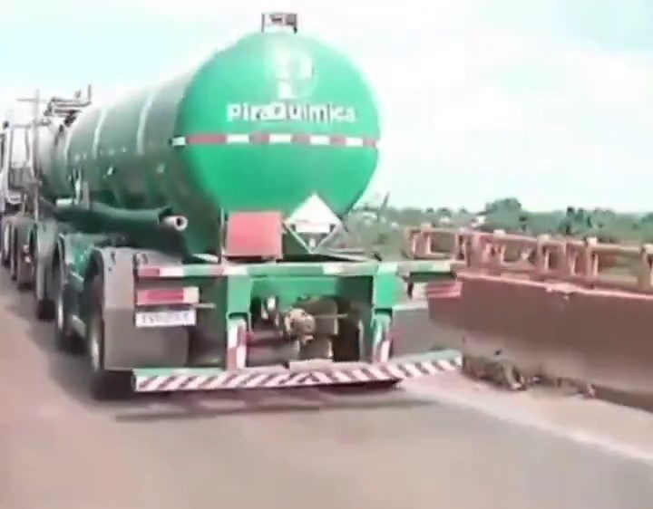 行车记录仪拍下大桥断塌的一刻。X@République 行车记录仪拍下大桥断塌的一刻。X@République