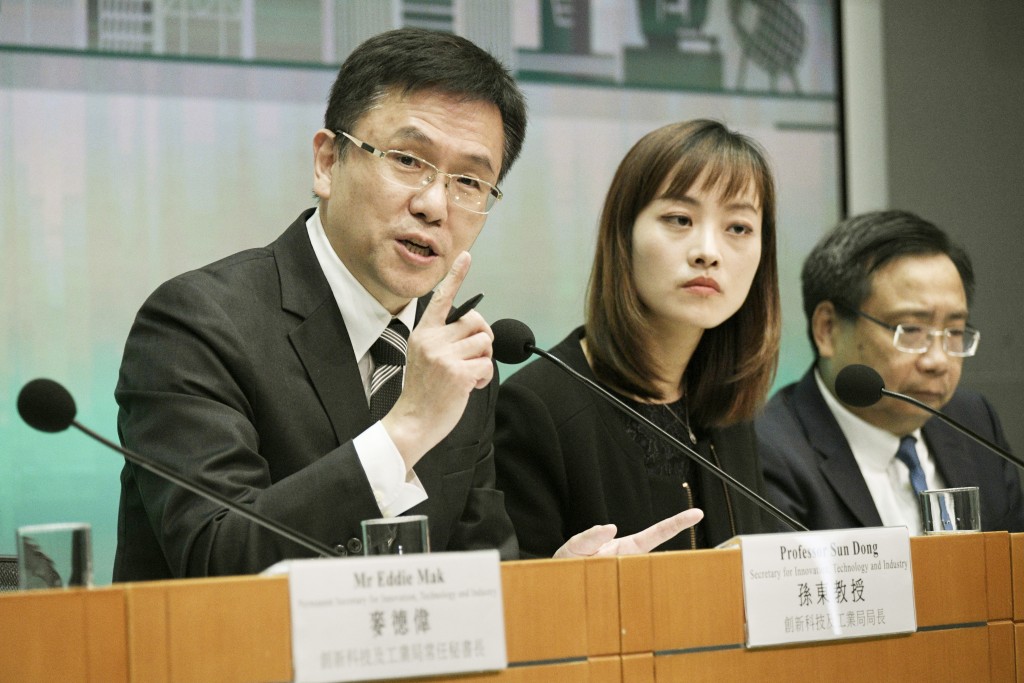 孙东（左）表示，政府正进行新一轮人力资源推算，评估各主要产业未来五年的人力需求。