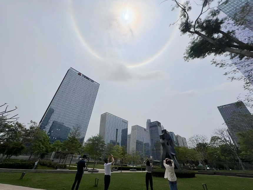 深圳在龍年龍月龍日出現日暈奇觀，市民爭相拍攝留影。人民網
