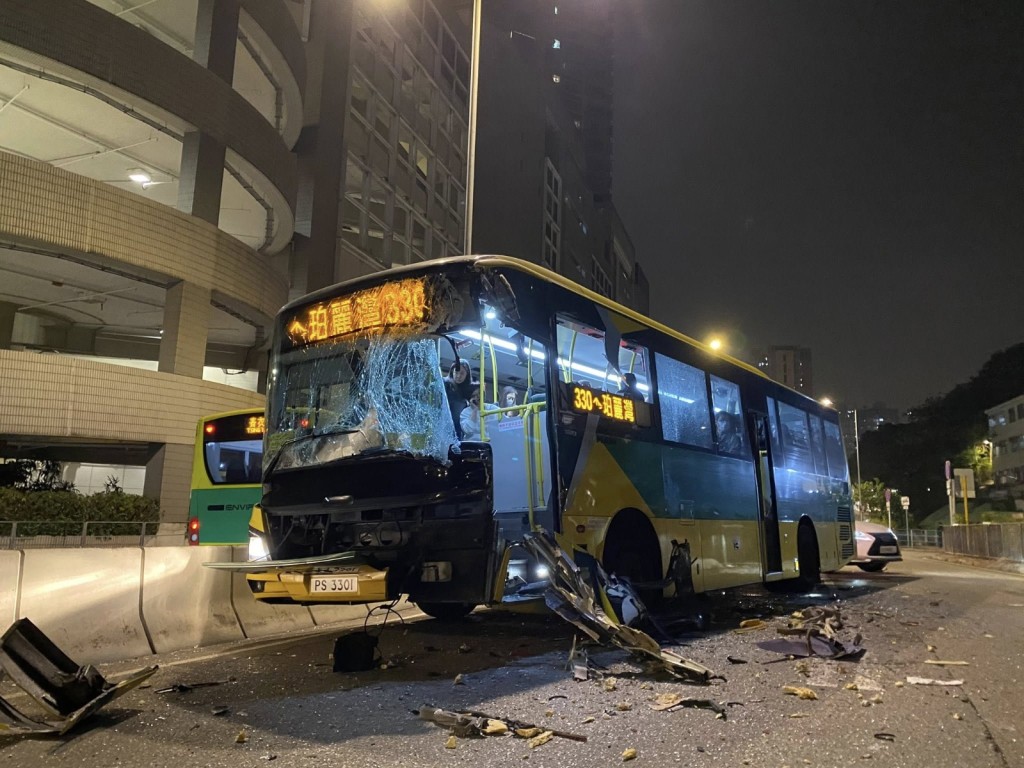 居民巴士擋風玻璃碎裂，零件散落一地。