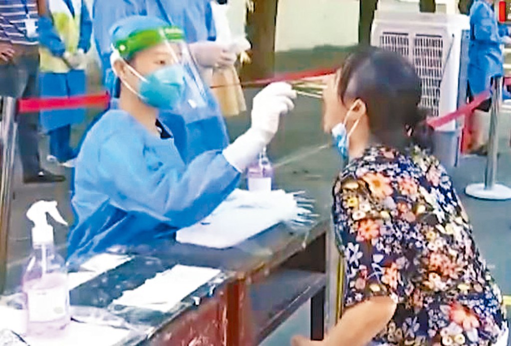 南昌采样人员改穿薄身的一次性隔离衣。