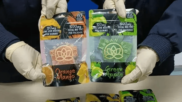 大麻软糖包装外观酷似一般的水果软糖，有香橙芒果和青苹果味。