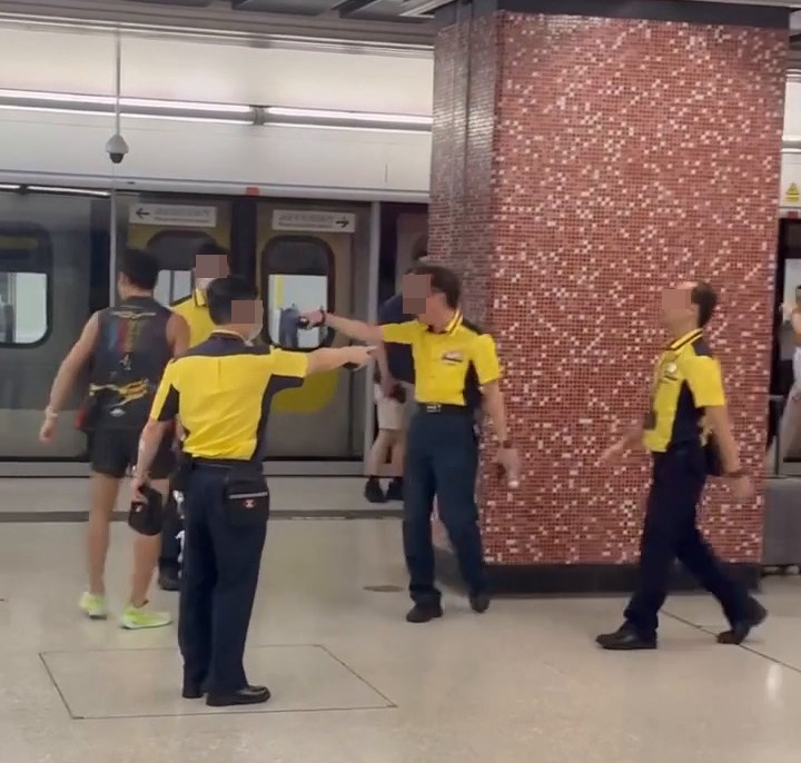 港鐵指,當時車站職員到場調停,其中一名 男乘客報稱身體不適,車站職員協助召喚救 護車,由救護員送往醫院治理。事件其後交 由警方跟進。facebook截圖 港鐵指,當時車站職員到場調停,其中一名 男乘客報稱身體不適,車站職員協助召喚救 護車,由救護員送往醫院治理。事件其後交 由警方跟進。facebook截圖