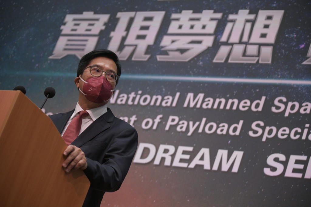 财政司副司长黄伟纶昨日讲解中央宣布首次在香港选拔载荷专家。