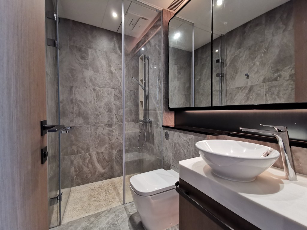 浴室以雲石裝潢，附連基本衞浴設備。