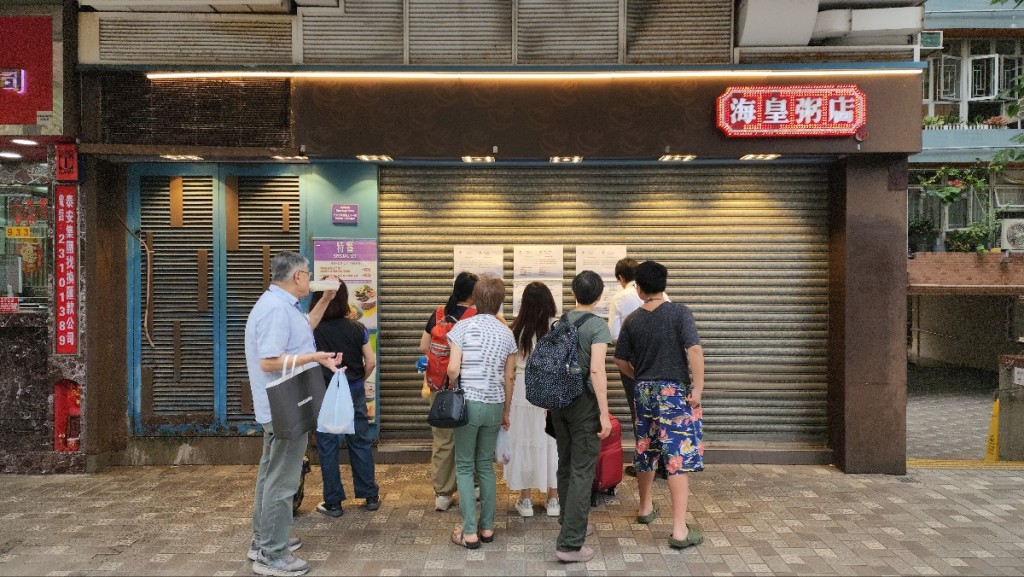 多名員工被拖欠工資。資料圖片