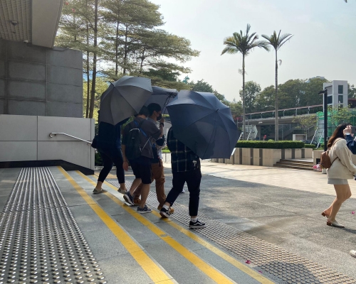 被告廖子浩(啡色褲)
