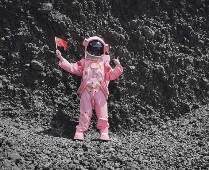 内蒙乌兰哈达火山地质公园似足外太空，引来大量“太空人”打卡。 微博