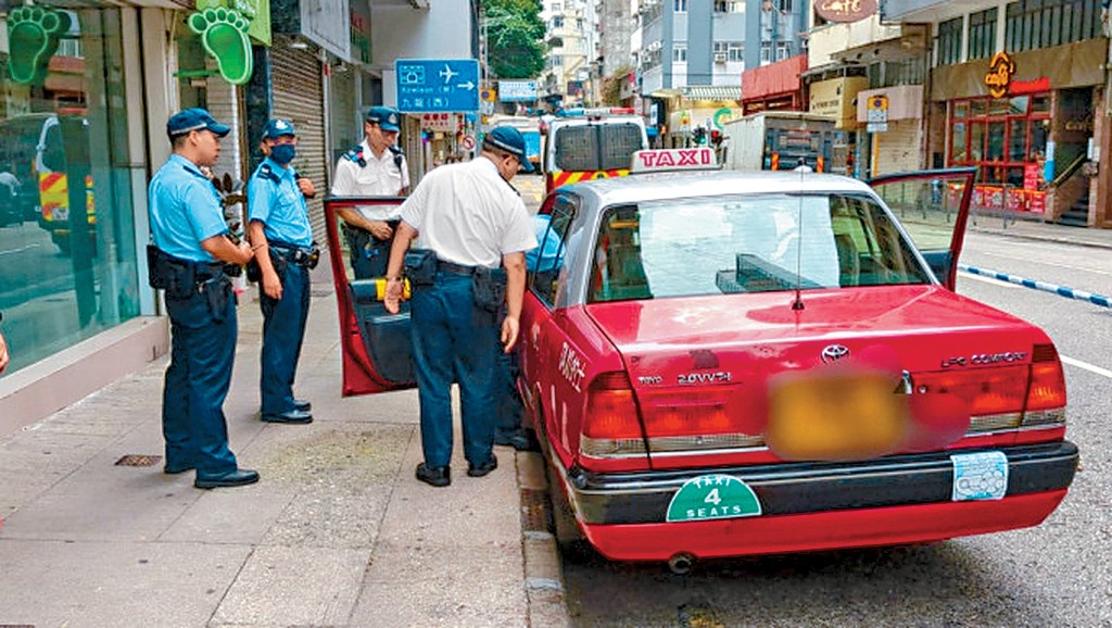 58歲「的哥」在車內猝死,警員在場調查。