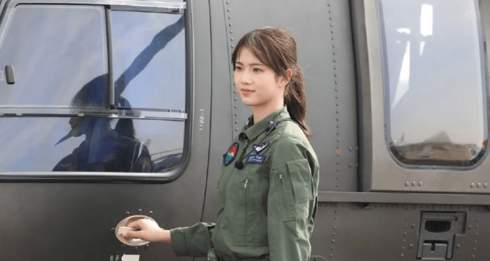 徐枫灿是陆军首批自主培养首位实装单飞女飞行员。