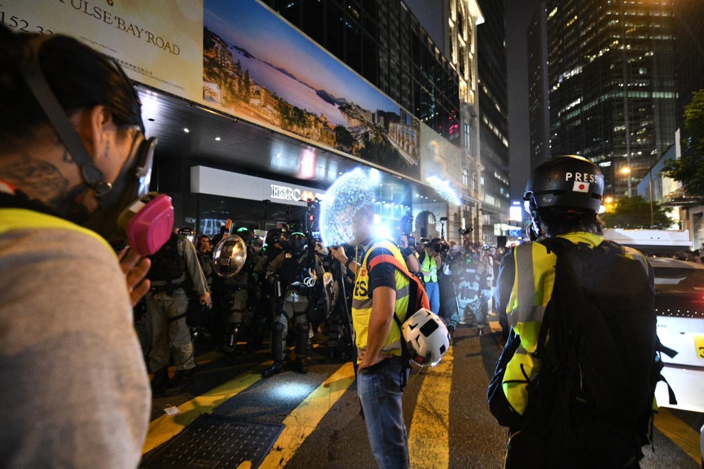 警方多次施放胡椒水及催淚彈驅散人群