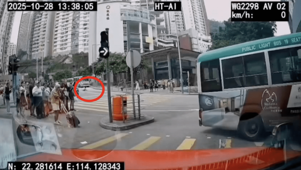 最後車頭撞入一間「7.11」便利店櫥窗內,一名相信是司機的男子急忙嘗試拉開車門登車救車,但不慎失足跌倒在馬路上。 最後車頭撞入一間「7.11」便利店櫥窗內,一名相信是司機的男子急忙嘗試拉開車門登車救車,但不慎失足跌倒在馬路上。