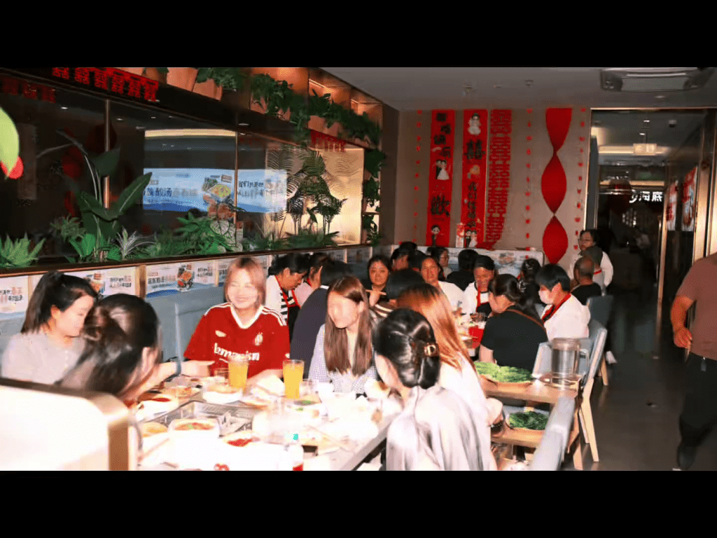 海底撈婚宴靈活桌椅分枱獲讚。 海底撈婚宴靈活桌椅分枱獲讚。