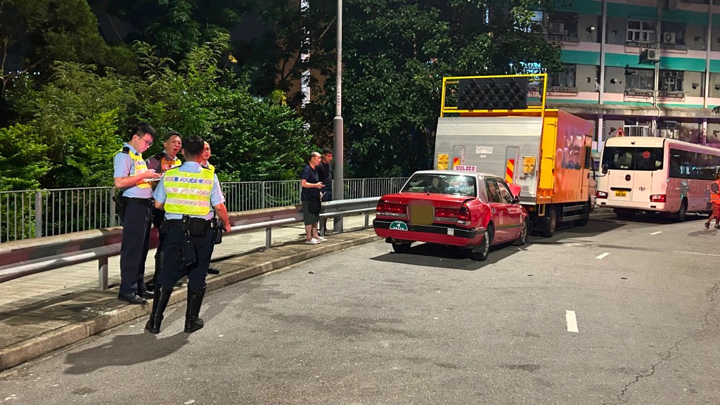 黃大仙的士從撞中型貨車 途人憂有人被困報警 揭車輛意外後不顧而去。蔡楚輝攝