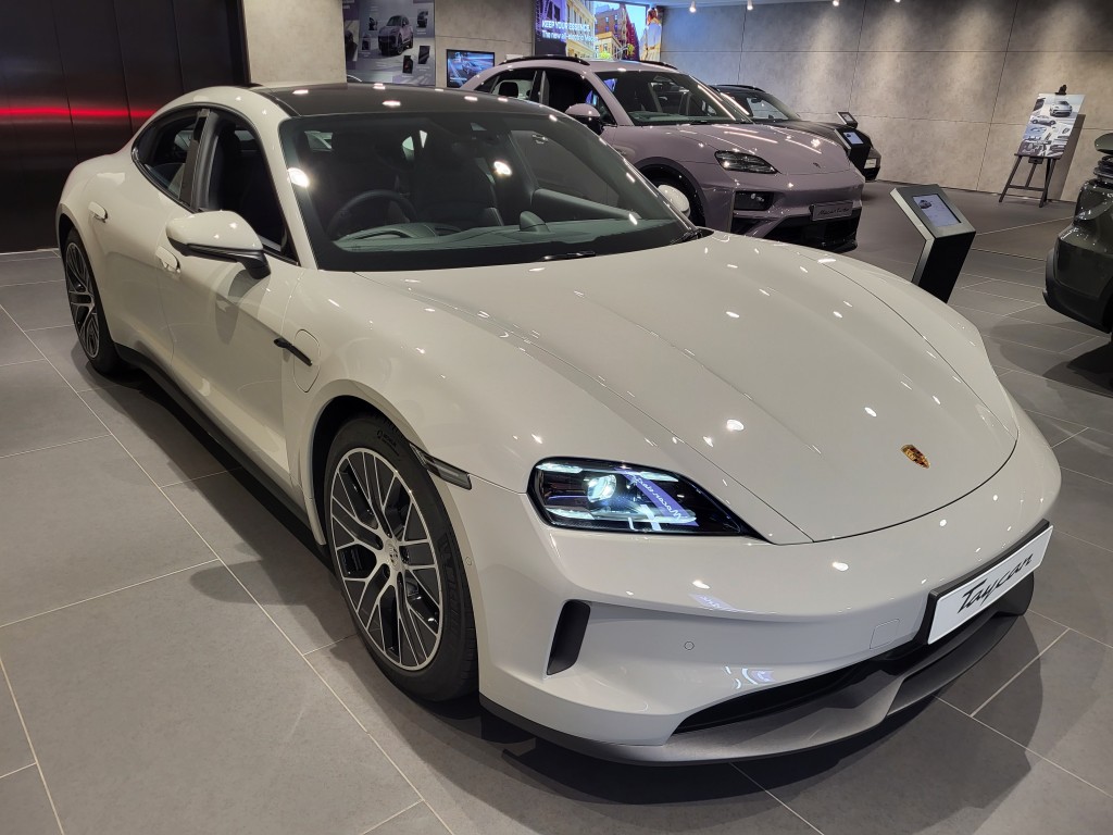 保時捷Porsche代理即日起在灣仔旗艦店預展新改良版Taycan電動四門超跑。