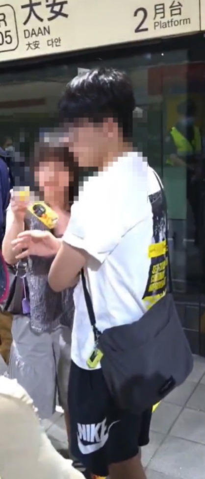 港男在台北捷运站内喝饮料遭劝阻，同行女却称“只喝了一口”，最后怒比中指才离去。X