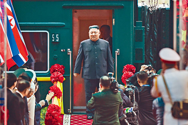 金正恩在越南同登站步出火車專列。