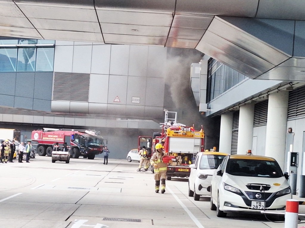 機場中場客運廊機房失火。網上圖片