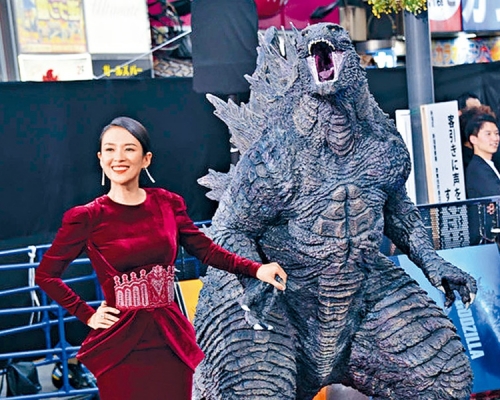 章子怡於東京出席《哥斯拉II》首映，其後自爆首映後趕着去吃拉麵。