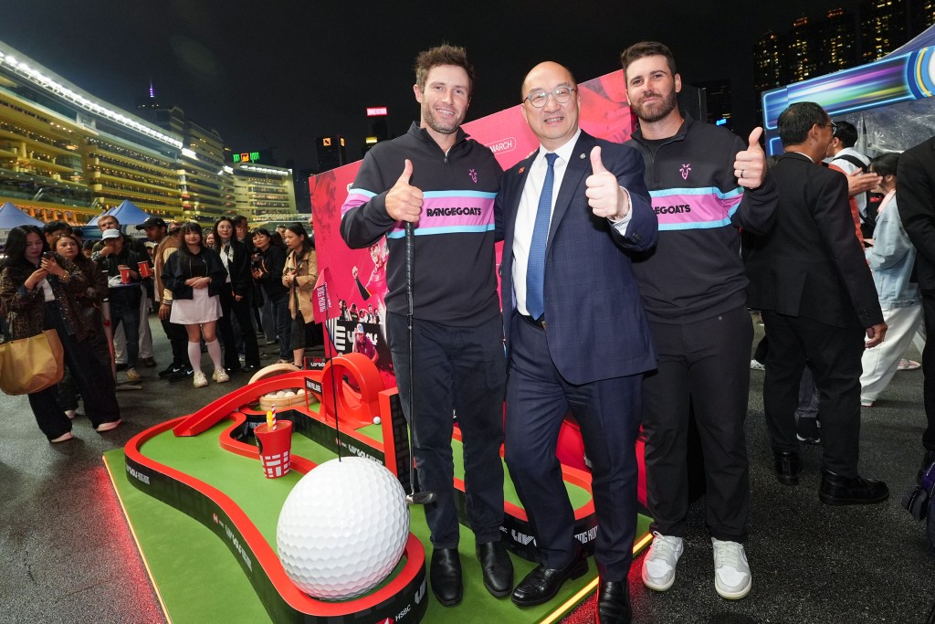 一众国际顶级球手访港期间，体验本地文化和美食，包括走访中环大馆及到跑马地马场观赏快活星期三赛事，并于马场与马会公司事务执行总监谭志源（中）合照。