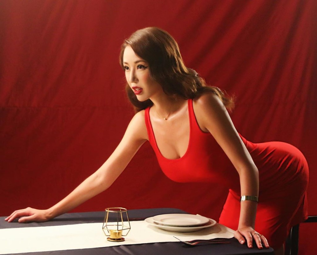 崔碧珈以貼身低胸裙展現「S」字好身材。