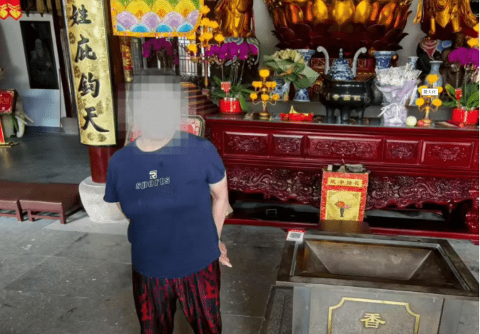 上海女子從寺廟功德箱裏偷走香油錢。上海警方 上海女子從寺廟功德箱裏偷走香油錢。上海警方