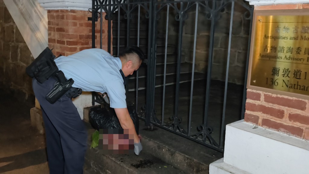 警方用黑色膠袋將牛頭裝起。黃文威攝 警方用黑色膠袋將牛頭裝起。黃文威攝