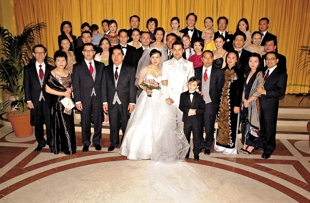 吕良伟与杨小娟当年在法国举行婚宴。