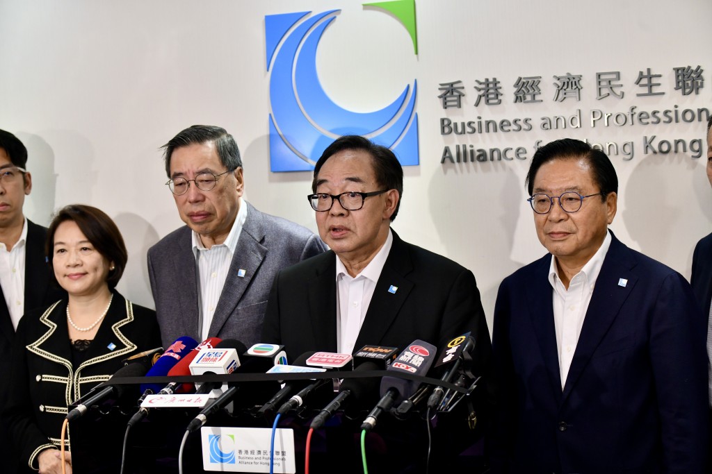 經民聯主席盧偉國（中）。