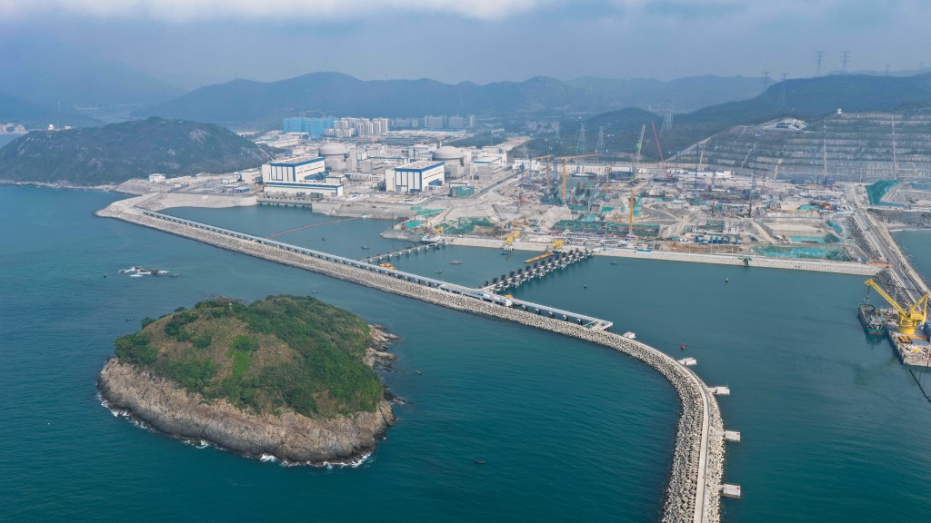 “华龙一号”大湾区首个自主三代核电一期全面建成，年发电量可供200万人使用。中新社