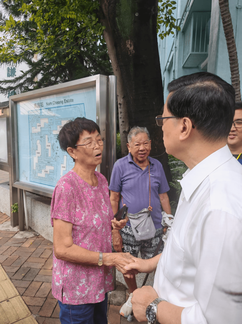 李家超今早落區視察南昌社區中心。