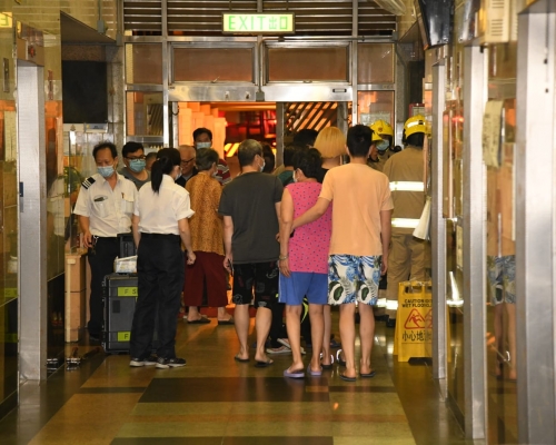 火警中約50名居民要疏散。