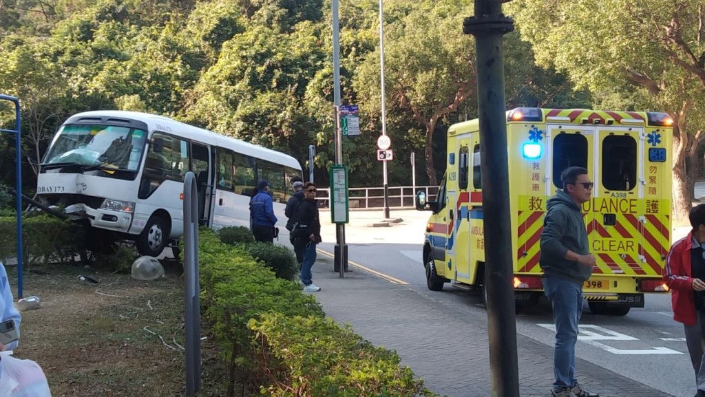 愉景灣小巴剷上行人路撞毀燈柱 3乘客受傷包括3歲童