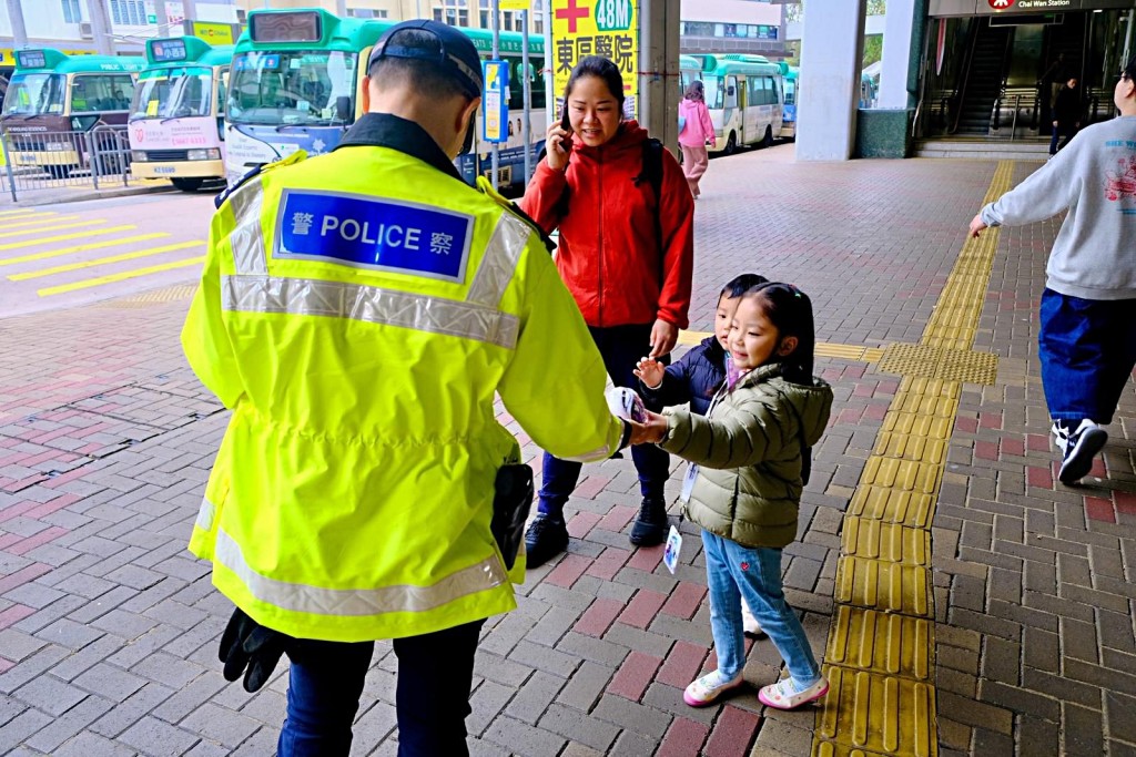 警方在多區大型交通交匯處及旅客乘車熱點加強宣傳。警方提供 警方在多區大型交通交匯處及旅客乘車熱點加強宣傳。警方提供