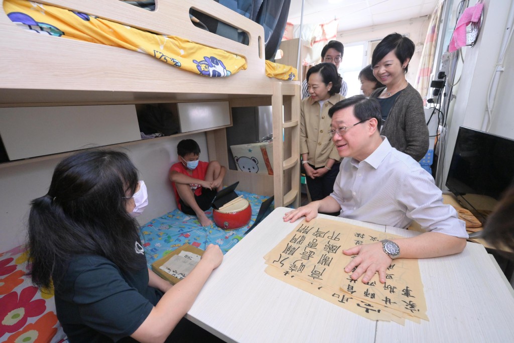 他指無論是特首以至司局長均有親自落區探訪住戶,對市民抱有同理心。 他指無論是特首以至司局長均有親自落區探訪住戶,對市民抱有同理心。