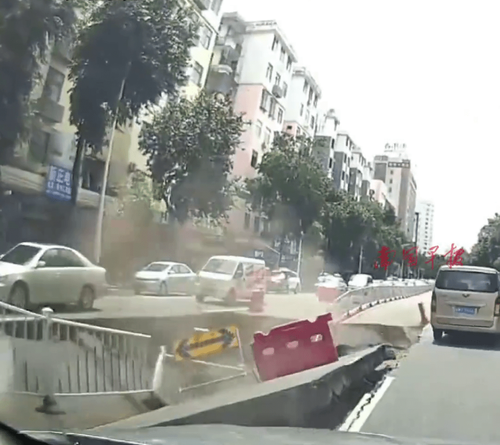 东莞路陷，惊现大洞。