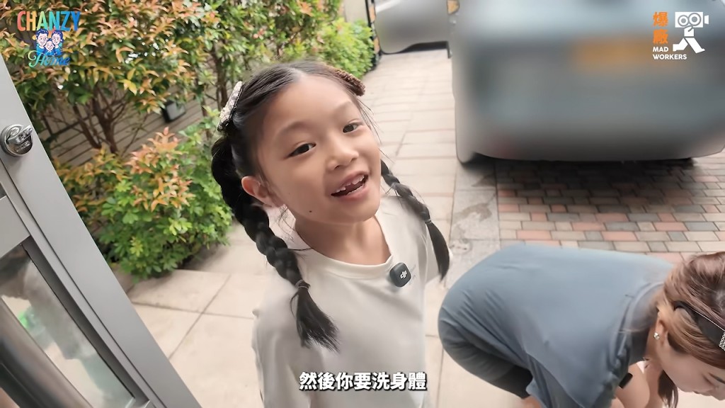小豬比化身小師傅,向媽媽講解洗車步驟。 小豬比化身小師傅,向媽媽講解洗車步驟。