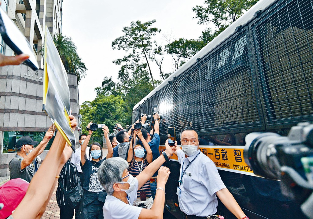 「快必」谭得志被拒保释，由囚车押走。