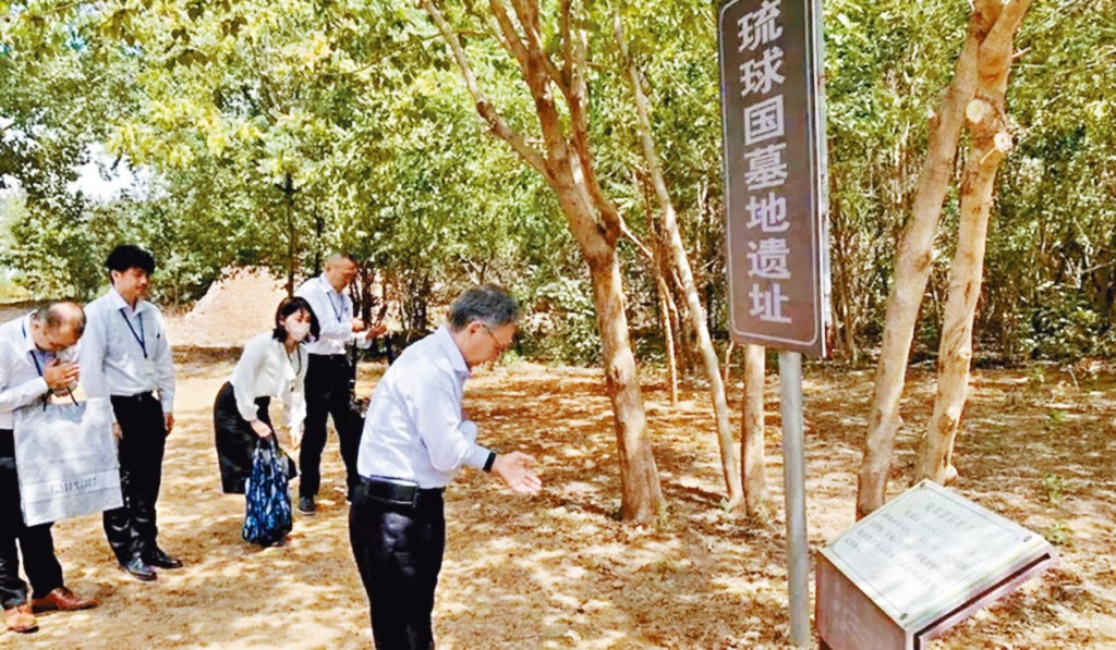 沖繩知事玉城丹尼赴北京琉球國墓地遺址祭拜。圖：環球網