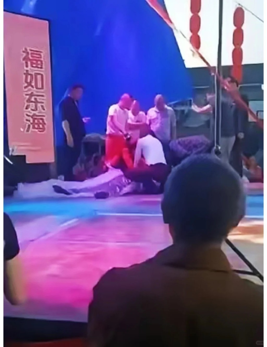 重慶有90後女歌手表演時，踩到裙襬摔倒後昏迷，搶救無效死亡。